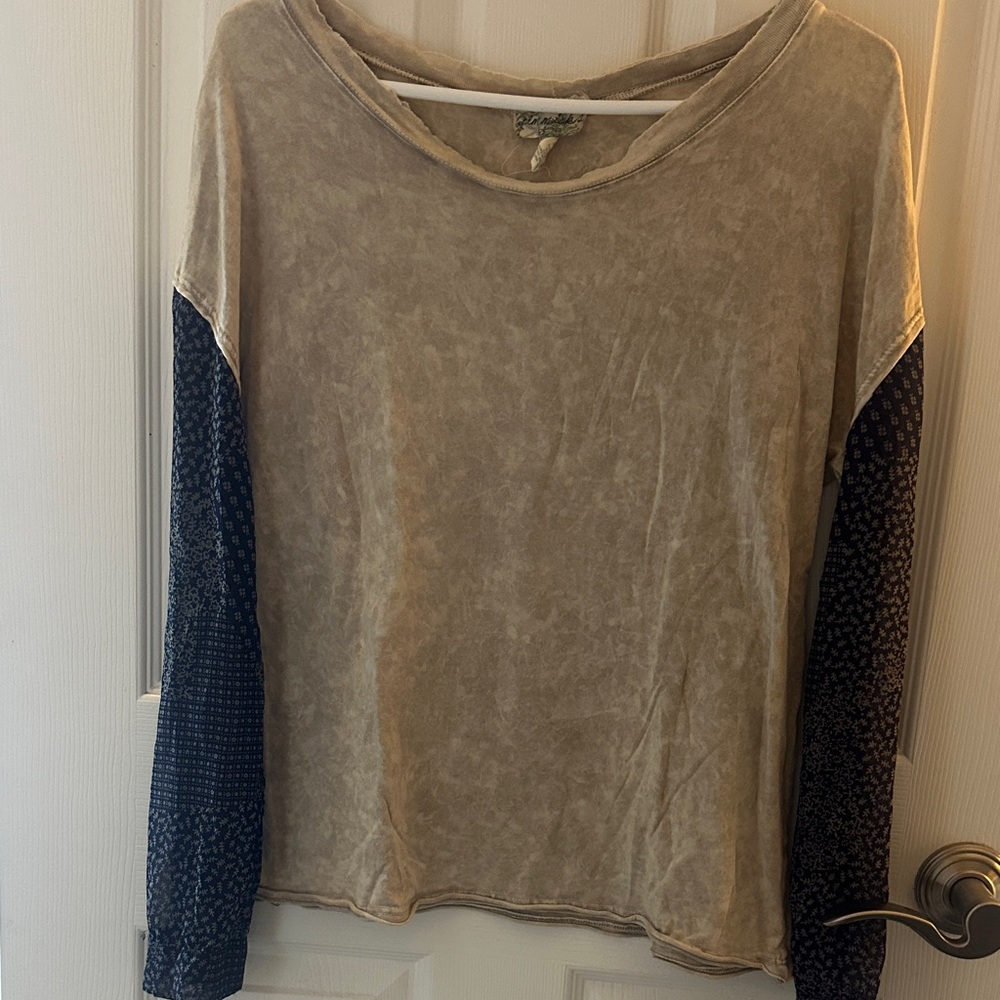 Gimmicks by BKE Tan and Black Long Sleeve Blouse